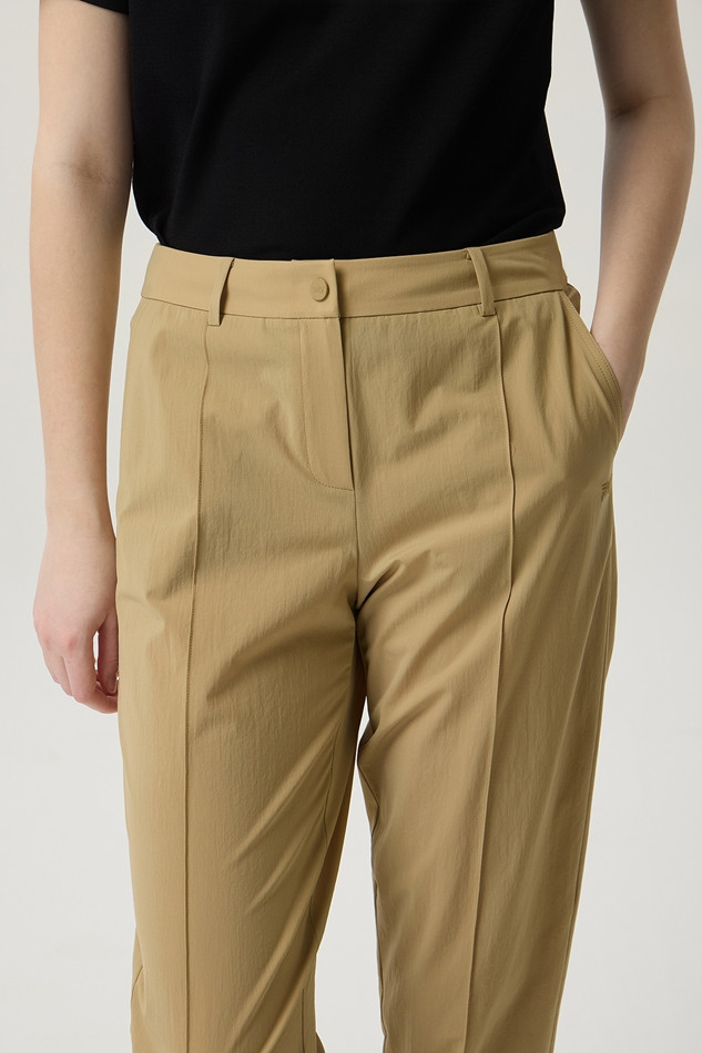 WOMEN SEAMED TAPERED FIT PANTS